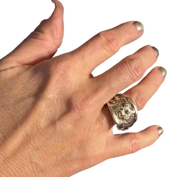 Vintage William Rogers Floral Silver Plated Spoon Ring - Picture 3 of 9